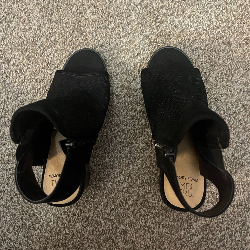 Time and Tru Black Open-Toe Mules